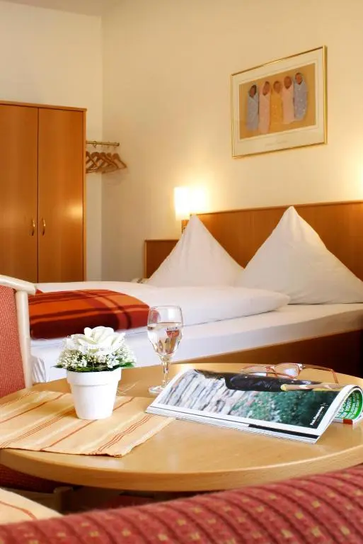Hotel Rose Heidelberg inklusive Frühstück, Saunanutzung und Parkplätze nach
Verfügbarkeit