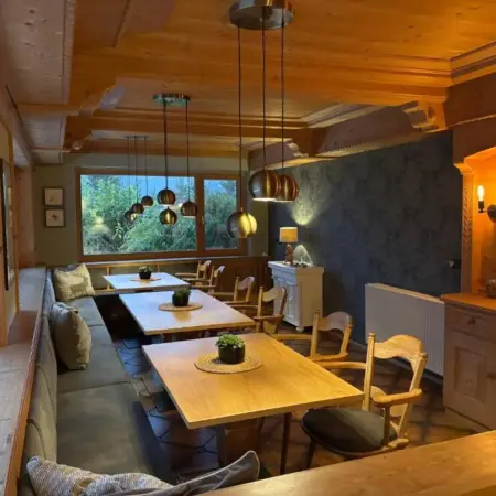 Dreimäderlhaus am Berg