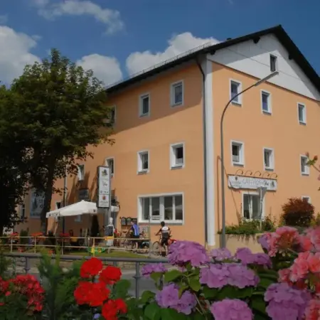 Gasthof zur Post Hotel und Parkplatz