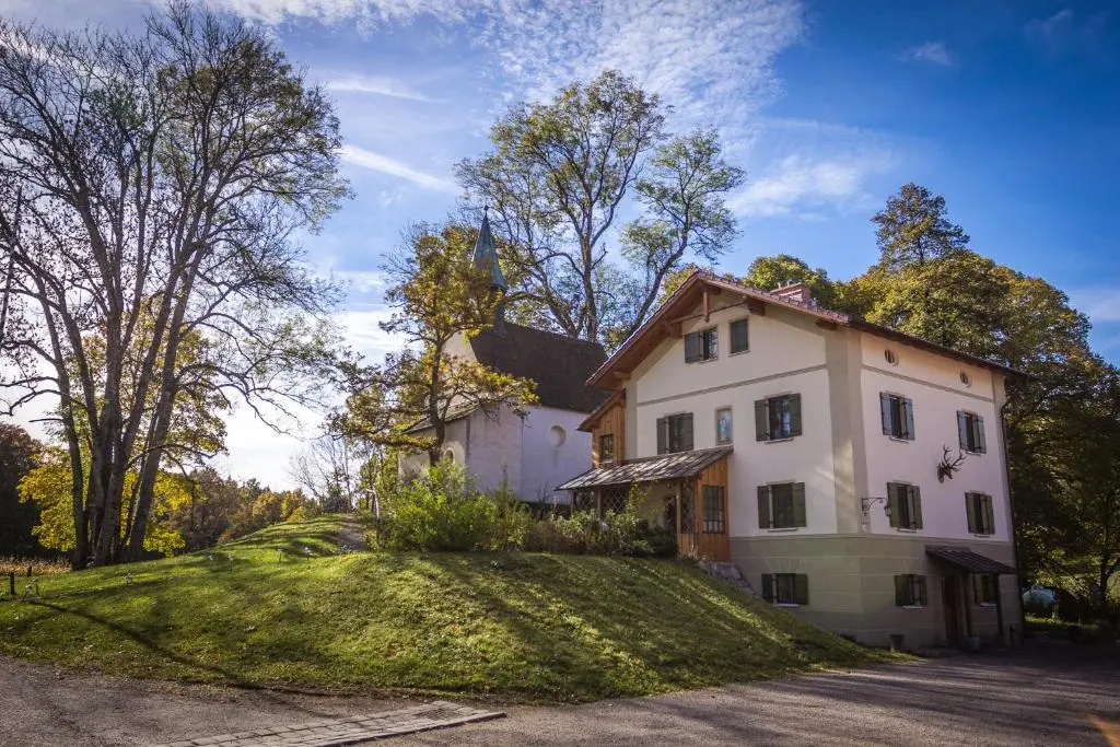 Wald Apartments bei Schlossgaststätte Hohenberg – Seeshaupt, südlicher
Stanberger See, kostenfrei Parken, Ladestation für Auto und Fahrad, WLAN, Natur
pur