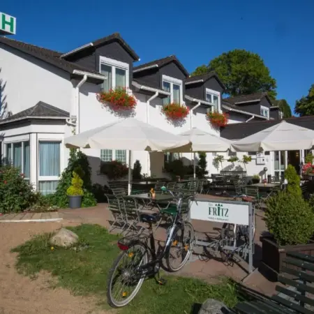 Das FRITZ Hotel Schwerin schöne Lage im Grünen mit regionaler Küche kostenfreien
Parkplätzen und E Ladestation