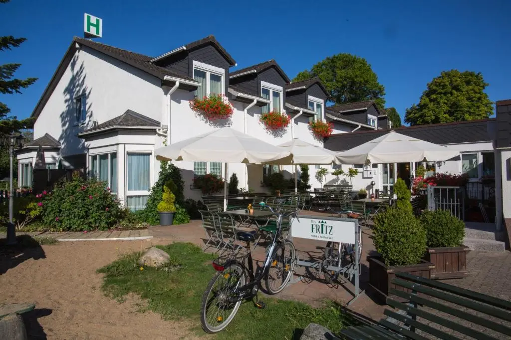 Das FRITZ Hotel Schwerin schöne Lage im Grünen mit regionaler Küche kostenfreien
Parkplätzen und E Ladestation
