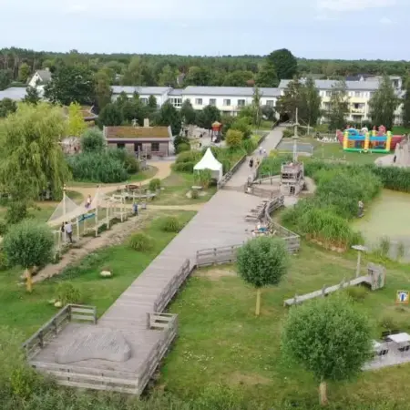 Familien Wellness Hotel Seeklause GmbH & CoKG mit großem Abenteuerspielplatz
„Piraten-Insel-Usedom“ Kinder immer All-Inklusive & Getränke ganztags inklusive