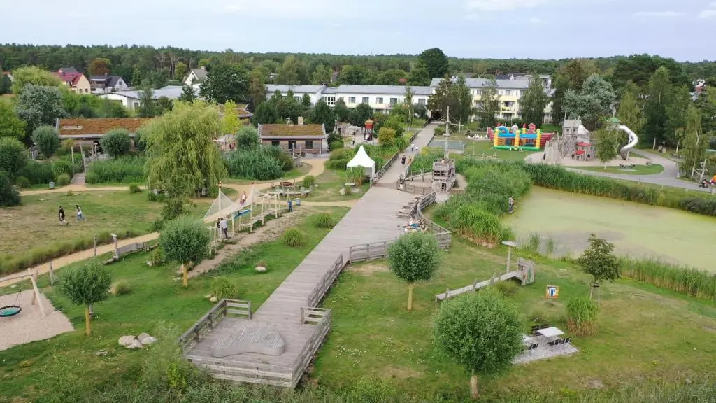 Familien Wellness Hotel Seeklause GmbH & CoKG mit großem Abenteuerspielplatz
„Piraten-Insel-Usedom“ Kinder immer All-Inklusive & Getränke ganztags inklusive