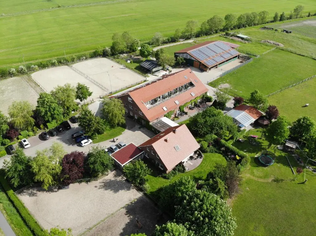 Traberhof – Landurlaub in seiner schönsten Form – freies Reiten inbegriffen –
Hunde willkommen – Sauna im Haus – Kanuverleih – tolle Radwege – Deich in
Sichtweite