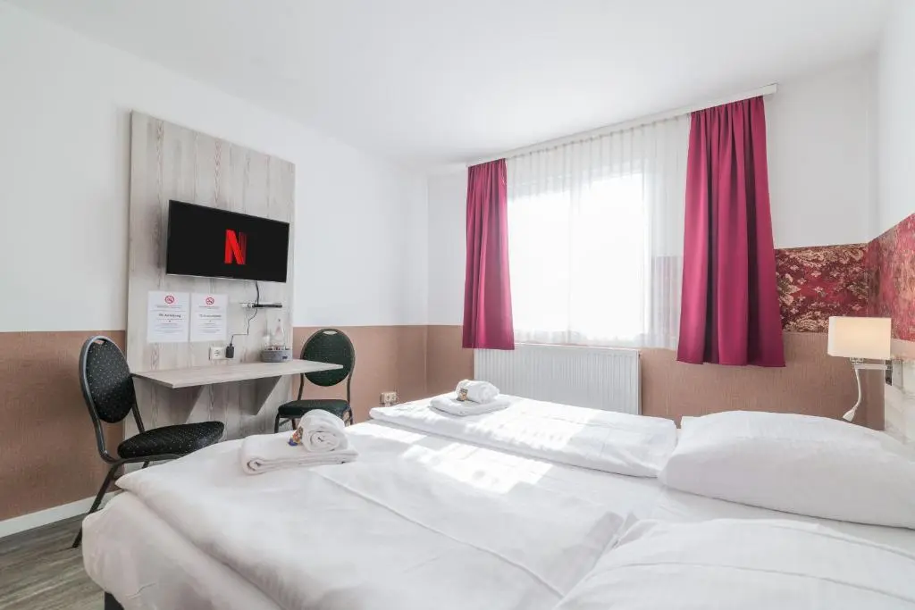 Hotel Café Galerie I Hannover-Garbsen I Free Parking