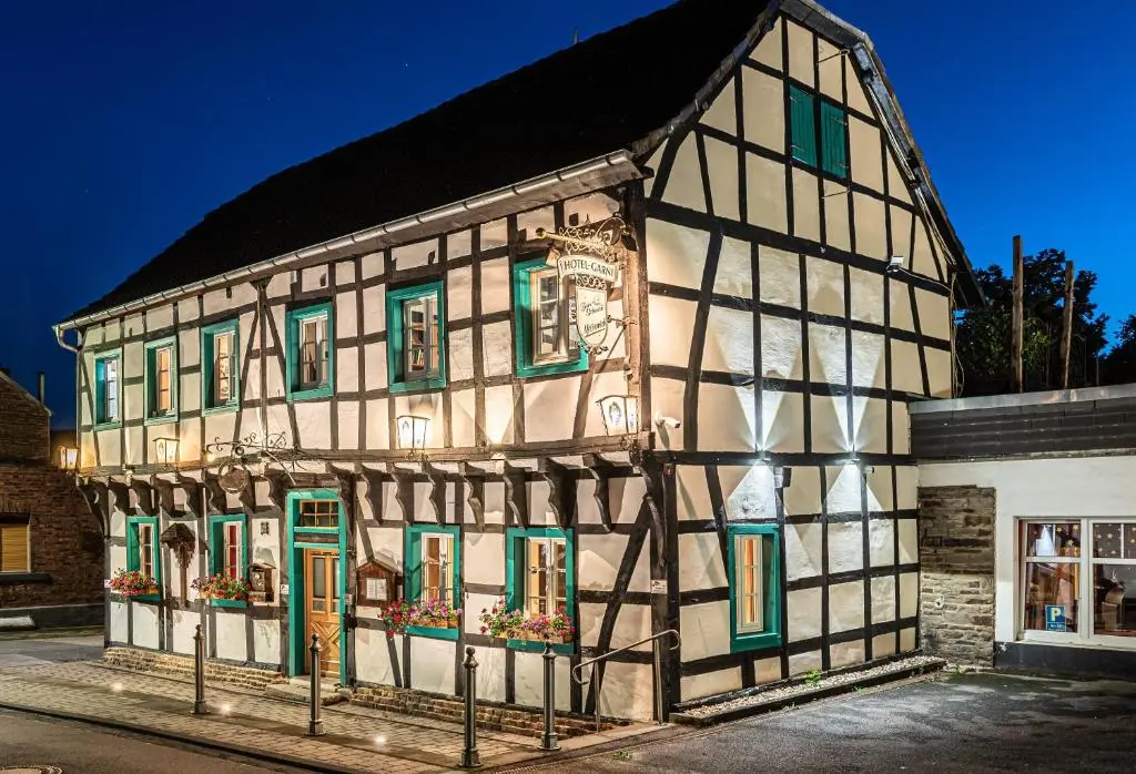 Land-Hotel Zum Schwan, Garni E-Ladestationen, -Spätanreise möglich-, Nähe
Phantasialand Nähe Palmenparadies Euskirchen